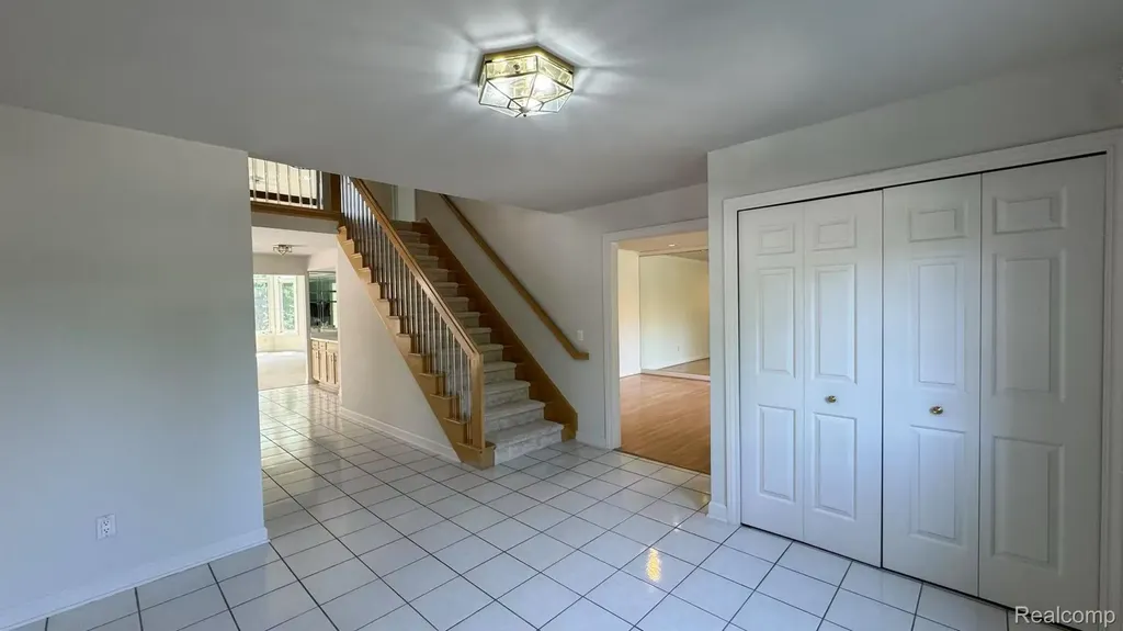 1919 Rolling Woods Drive Troy City MI 48098