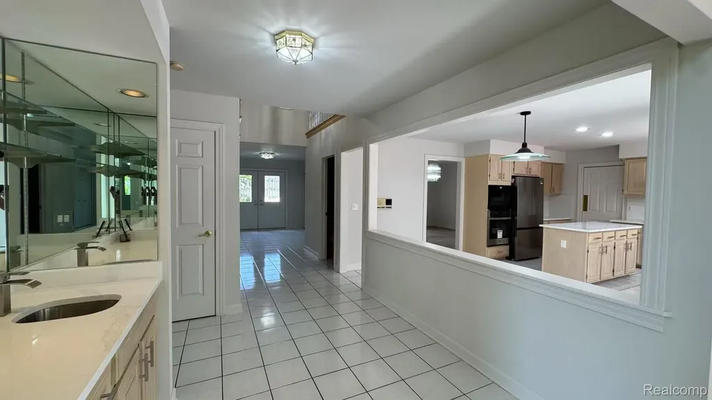 1919 Rolling Woods Drive Troy City MI 48098