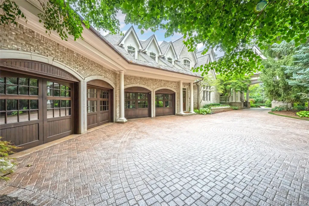 5621 Arbor Bay Court Genoa Township MI 48116