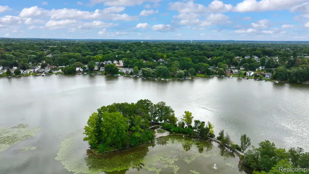 5621 Arbor Bay Court Genoa Township MI 48116