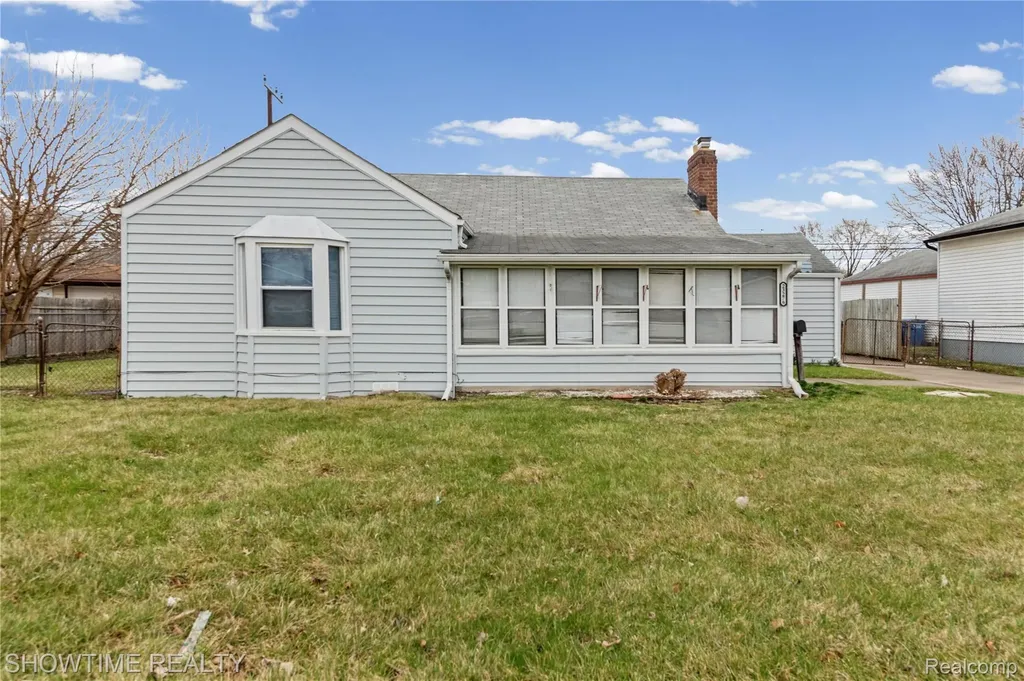 23276 Stewart Avenue Warren City MI 48089