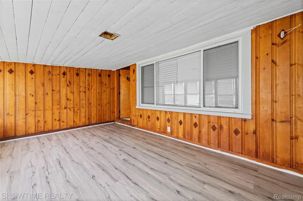 23276 Stewart Avenue Warren City MI 48089
