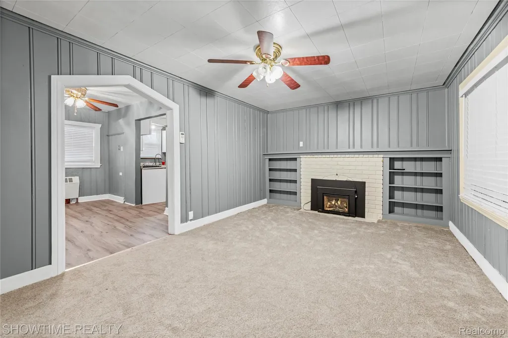 23276 Stewart Avenue Warren City MI 48089