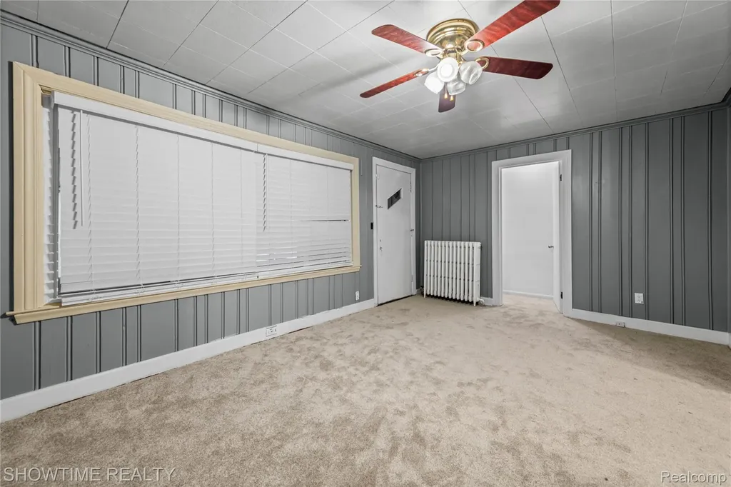 23276 Stewart Avenue Warren City MI 48089