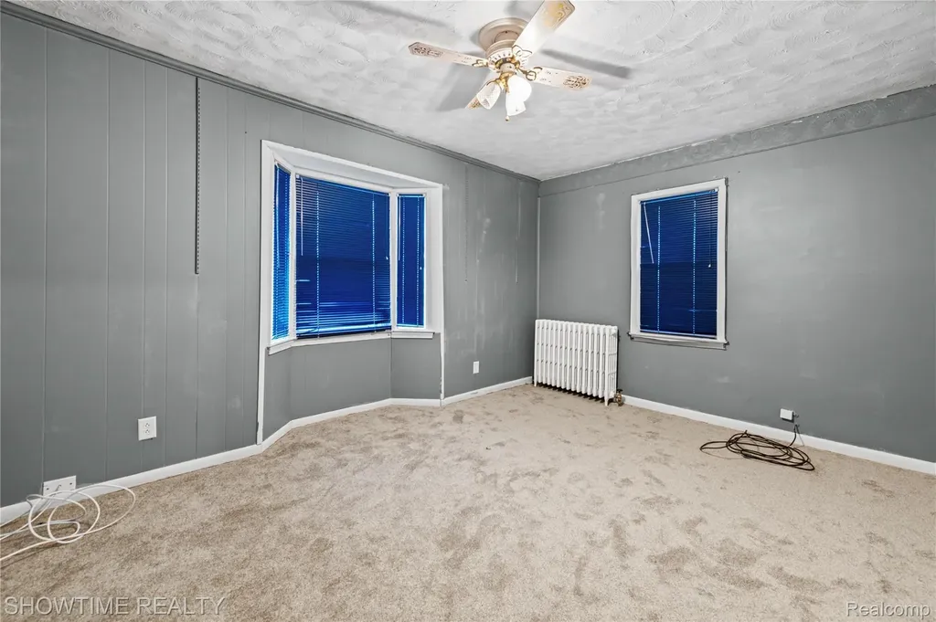 23276 Stewart Avenue Warren City MI 48089