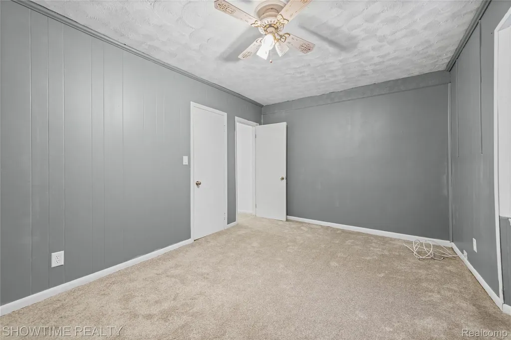23276 Stewart Avenue Warren City MI 48089