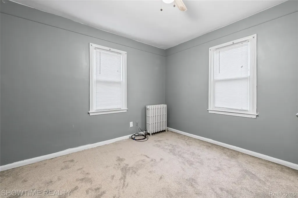 23276 Stewart Avenue Warren City MI 48089