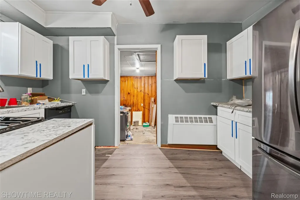 23276 Stewart Avenue Warren City MI 48089