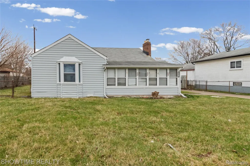 23276 Stewart Avenue Warren City MI 48089