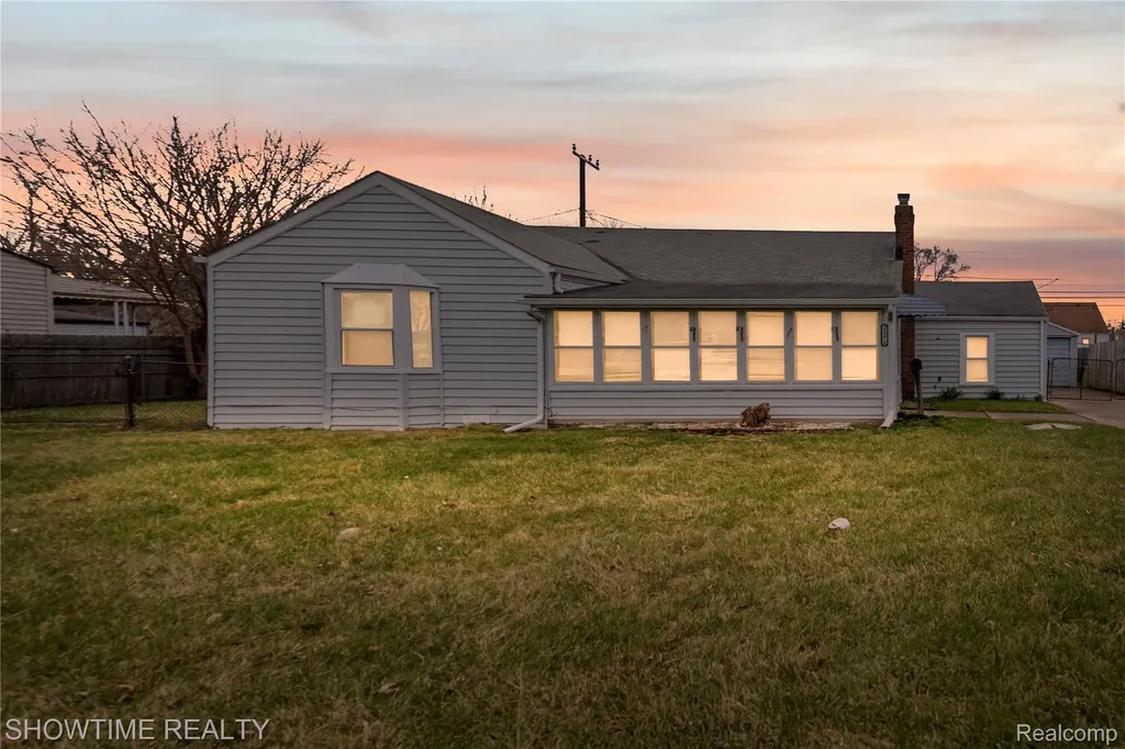 23276 Stewart Avenue Warren City MI 48089