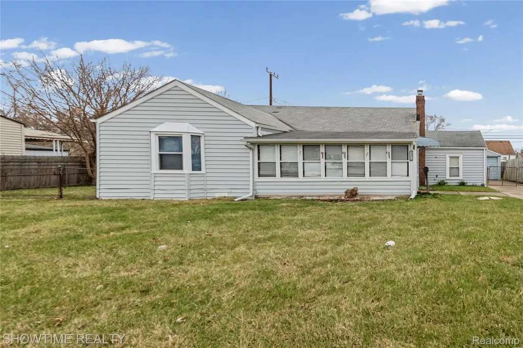 23276 Stewart Avenue Warren City MI 48089
