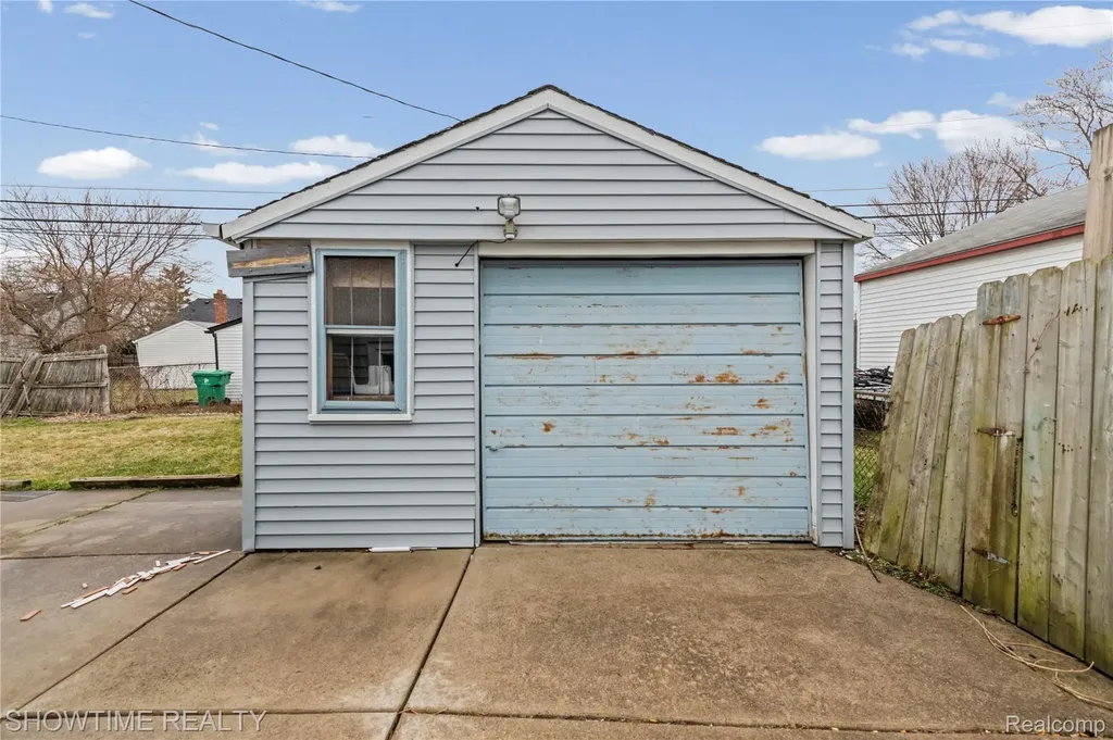 23276 Stewart Avenue Warren City MI 48089