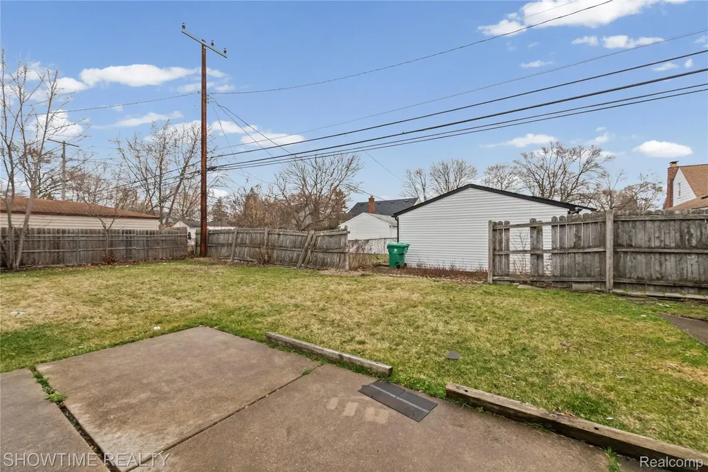 23276 Stewart Avenue Warren City MI 48089