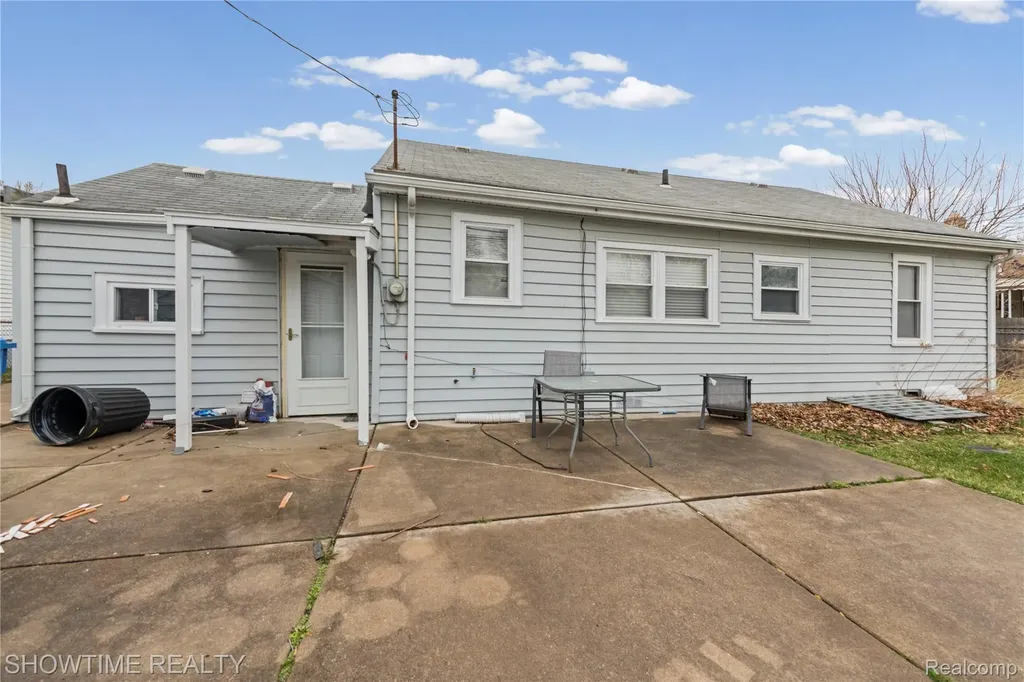 23276 Stewart Avenue Warren City MI 48089