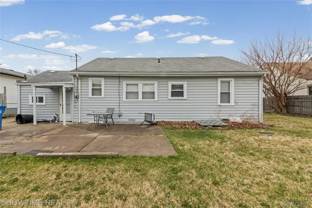 23276 Stewart Avenue Warren City MI 48089