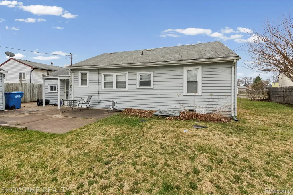 23276 Stewart Avenue Warren City MI 48089