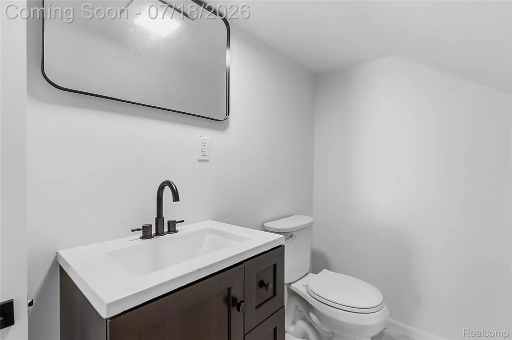 8132 Cadillac Avenue Warren City MI 48089