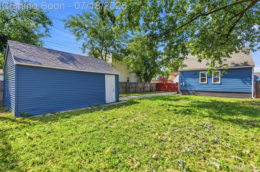 8132 Cadillac Avenue Warren City MI 48089