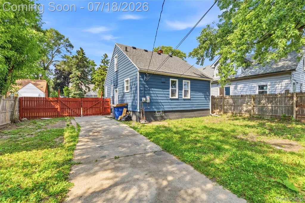 8132 Cadillac Avenue Warren City MI 48089
