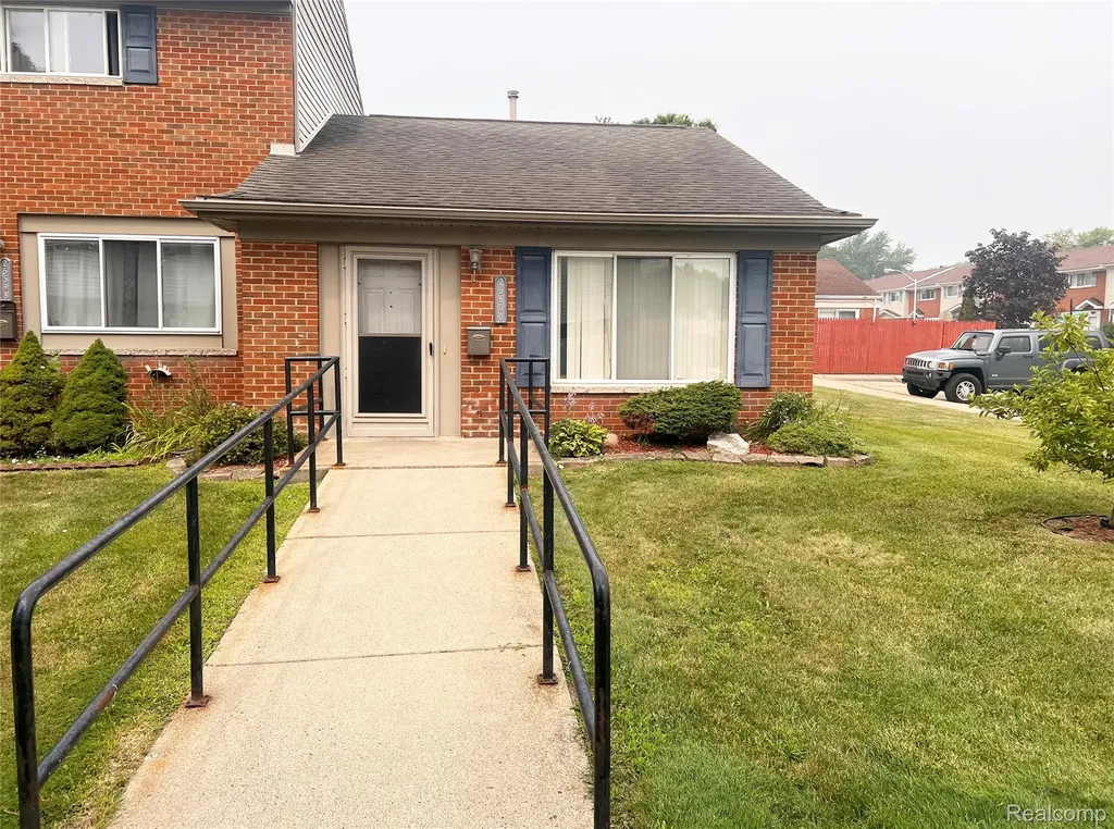 25600 New England Roseville City MI 48066