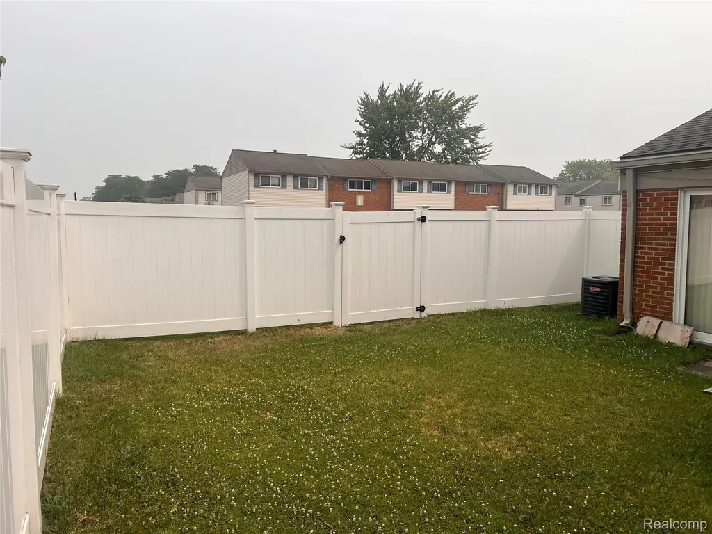 25600 New England Roseville City MI 48066