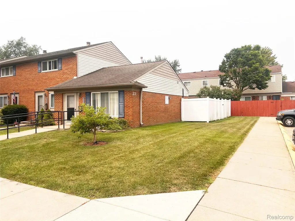 25600 New England Roseville City MI 48066
