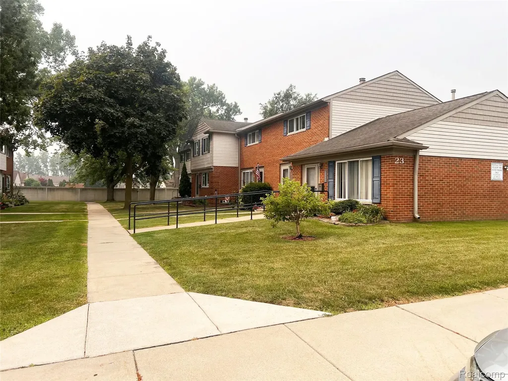 25600 New England Roseville City MI 48066