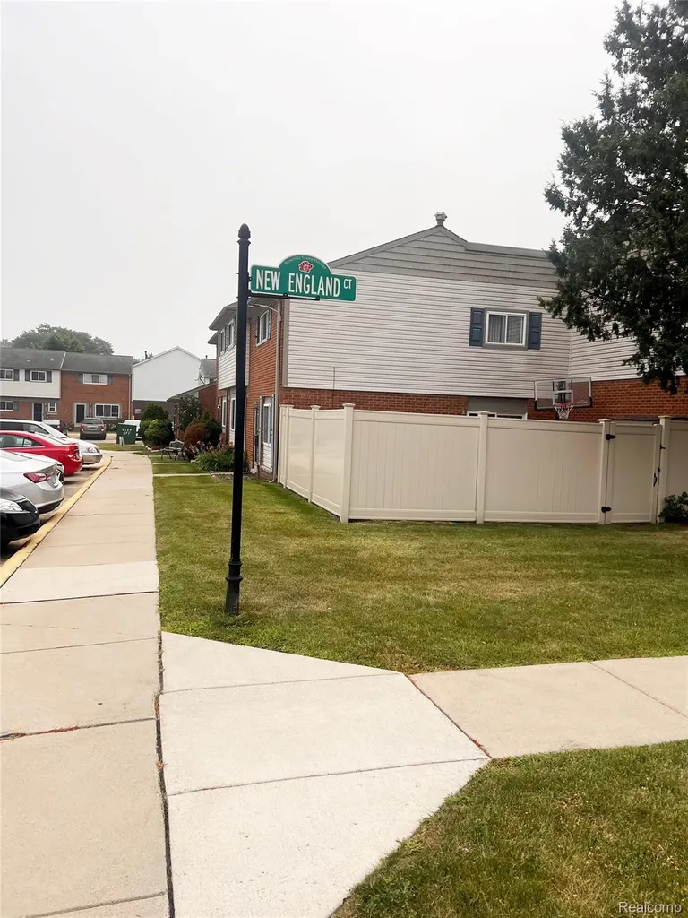 25600 New England Roseville City MI 48066