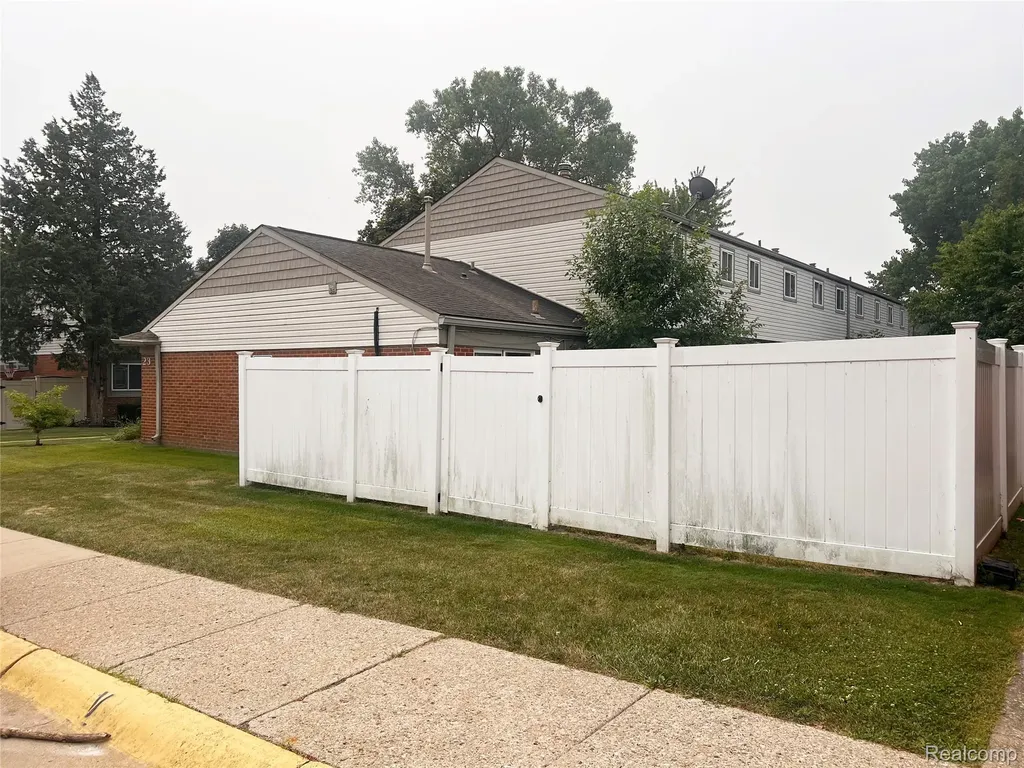 25600 New England Roseville City MI 48066