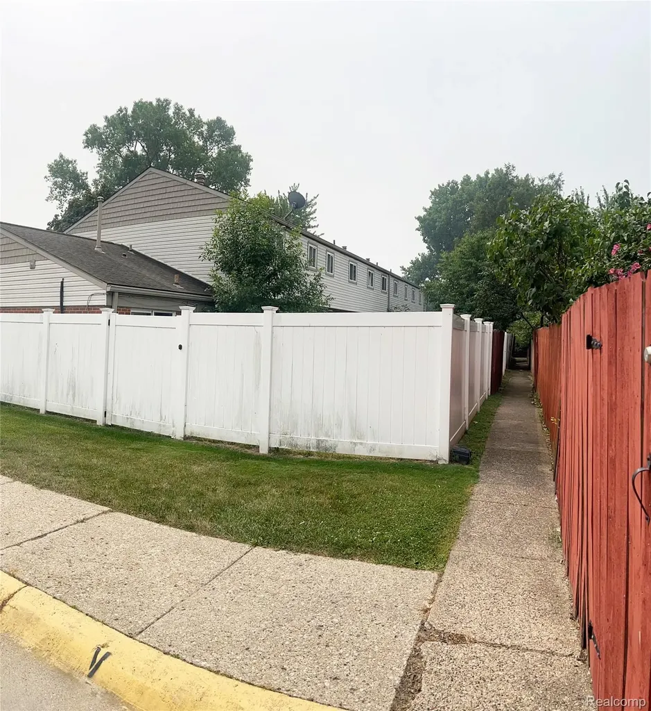 25600 New England Roseville City MI 48066