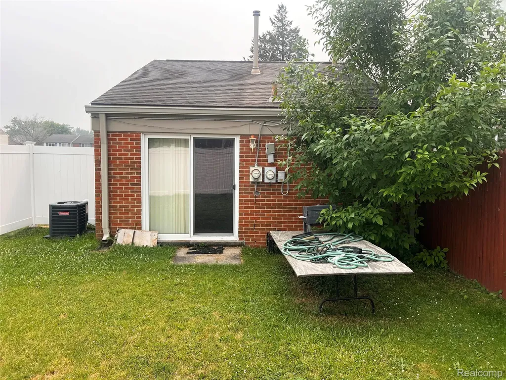 25600 New England Roseville City MI 48066