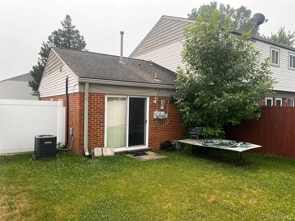 25600 New England Roseville City MI 48066