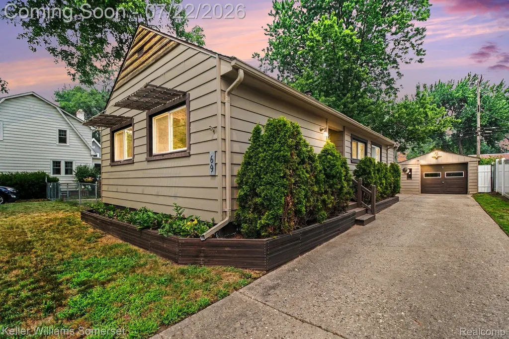 69 E Annabelle Avenue Hazel Park City MI 48030