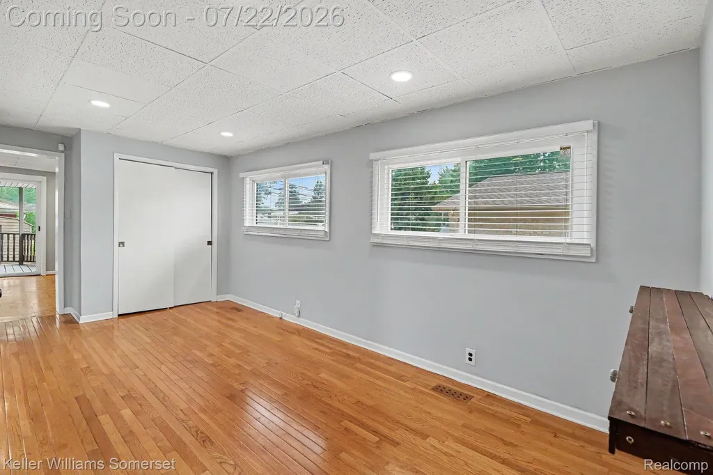 69 E Annabelle Avenue Hazel Park City MI 48030