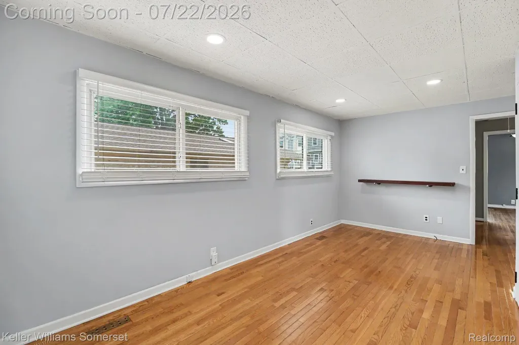 69 E Annabelle Avenue Hazel Park City MI 48030
