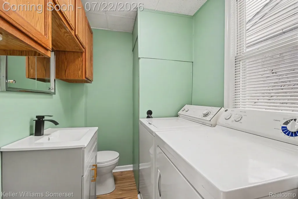 69 E Annabelle Avenue Hazel Park City MI 48030