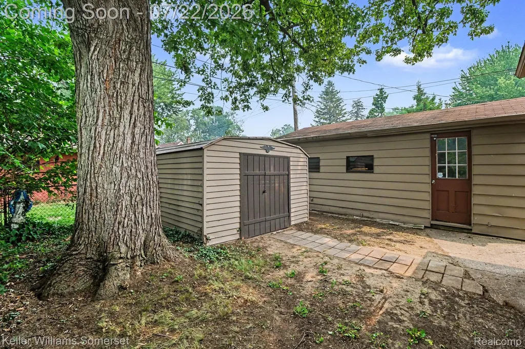 69 E Annabelle Avenue Hazel Park City MI 48030
