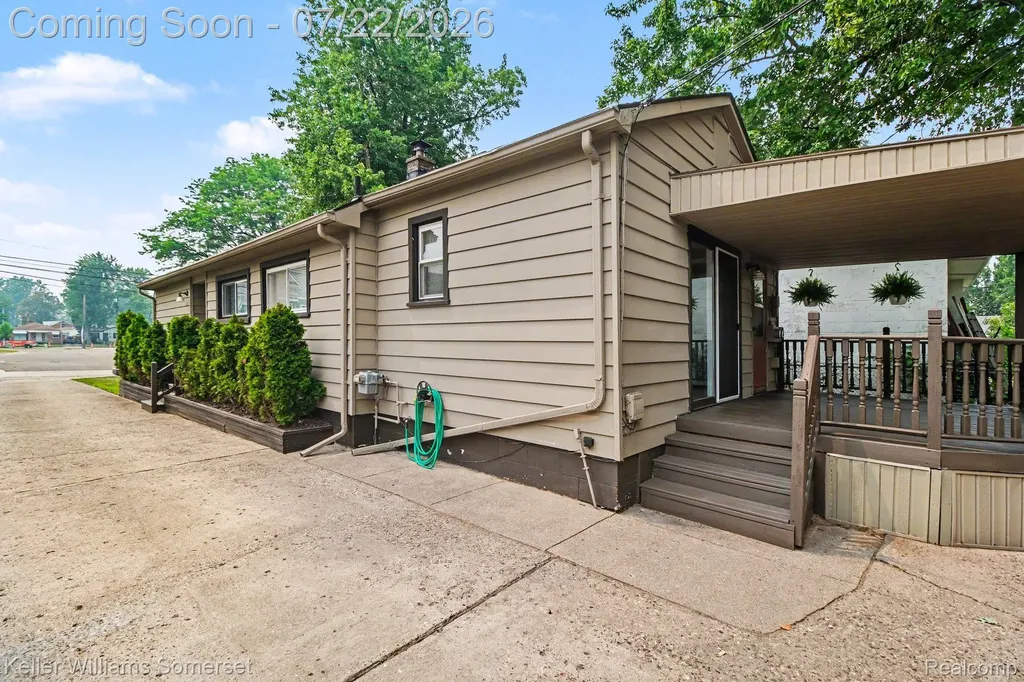 69 E Annabelle Avenue Hazel Park City MI 48030