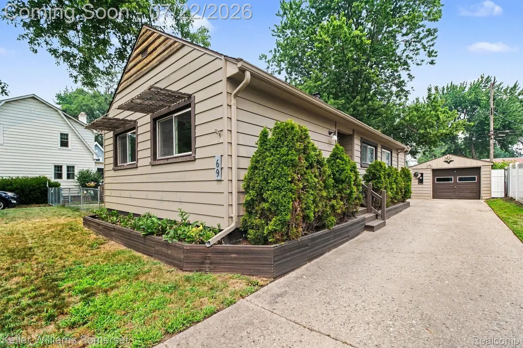 69 E Annabelle Avenue Hazel Park City MI 48030