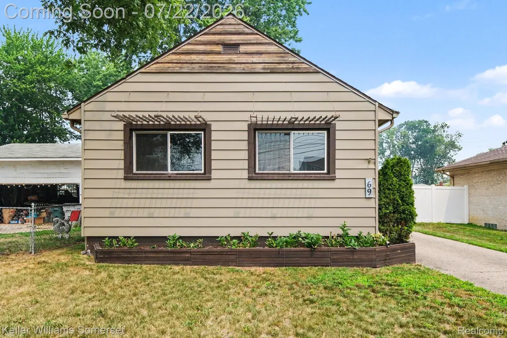 69 E Annabelle Avenue Hazel Park City MI 48030