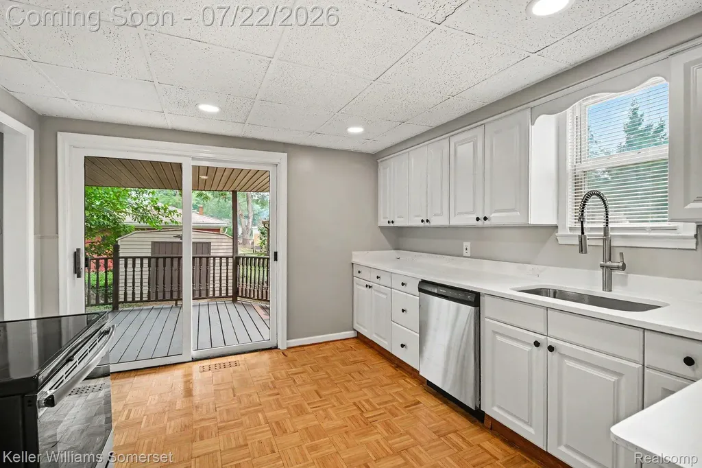 69 E Annabelle Avenue Hazel Park City MI 48030
