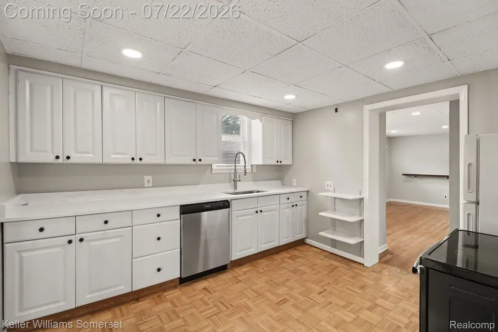 69 E Annabelle Avenue Hazel Park City MI 48030