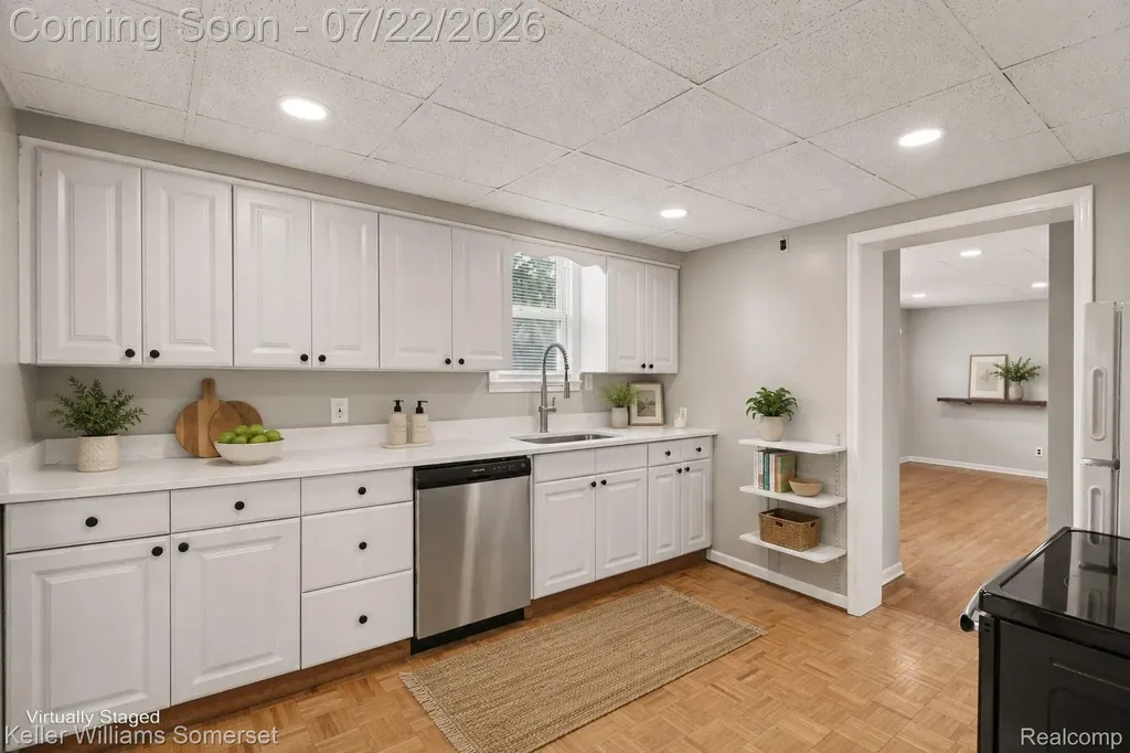 69 E Annabelle Avenue Hazel Park City MI 48030