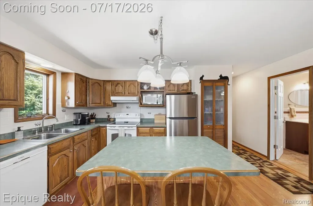 555 E Square Lake Road Troy City MI 48085