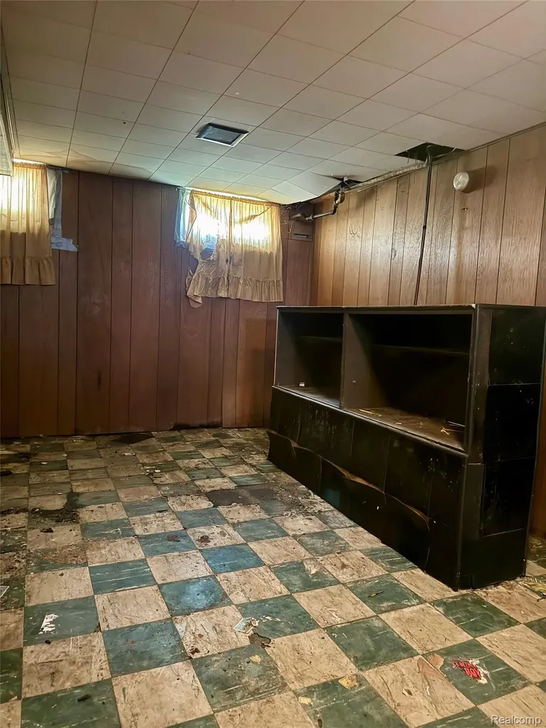 564 Ford Boulevard Lincoln Park City MI 48146