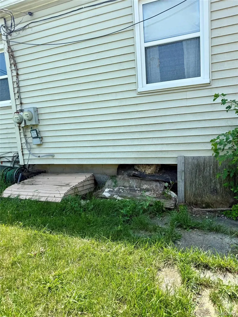 564 Ford Boulevard Lincoln Park City MI 48146