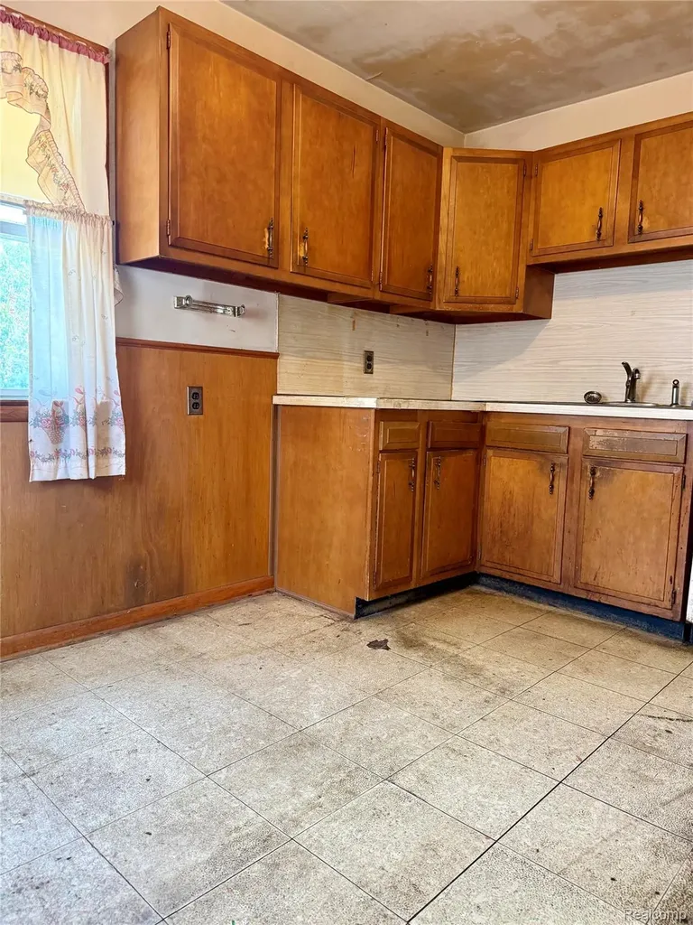 564 Ford Boulevard Lincoln Park City MI 48146