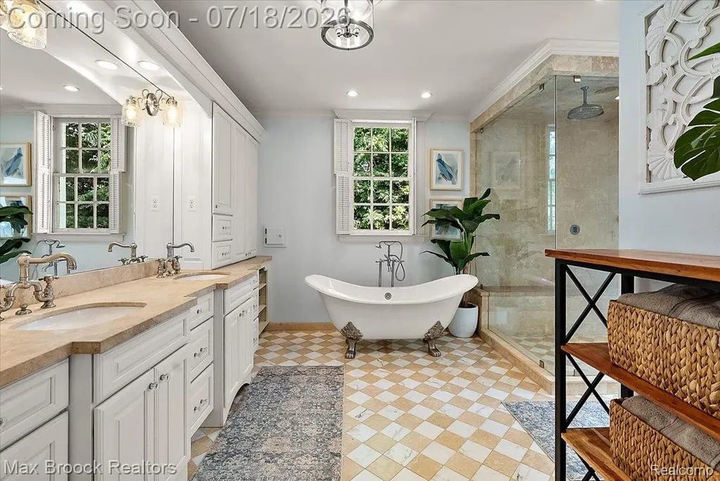 294 Lincoln Road Grosse Pointe City MI 48230