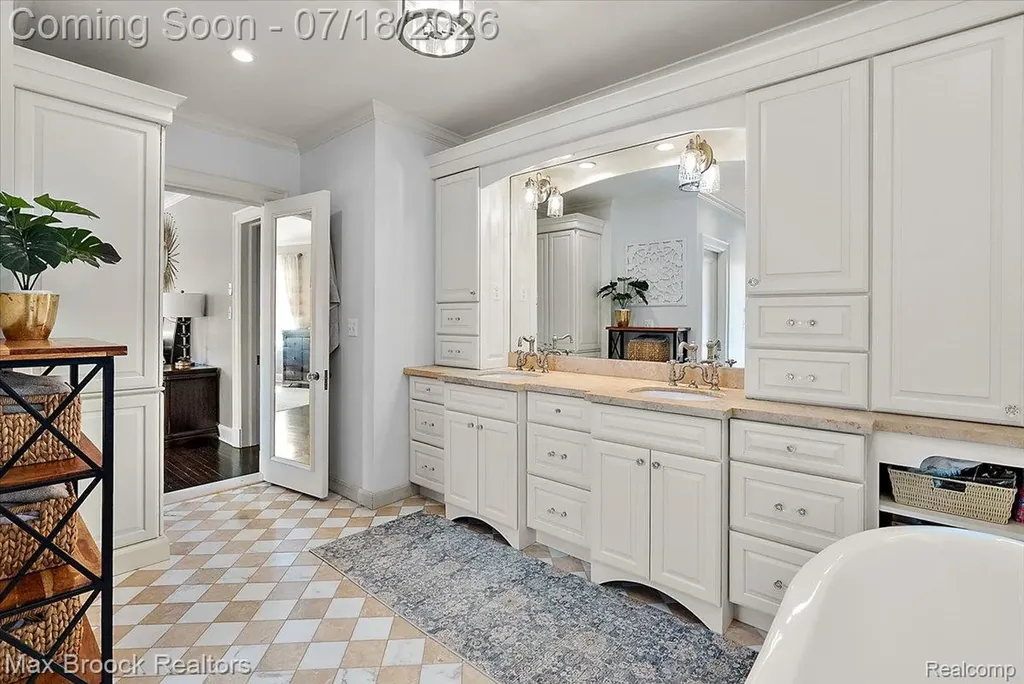 294 Lincoln Road Grosse Pointe City MI 48230