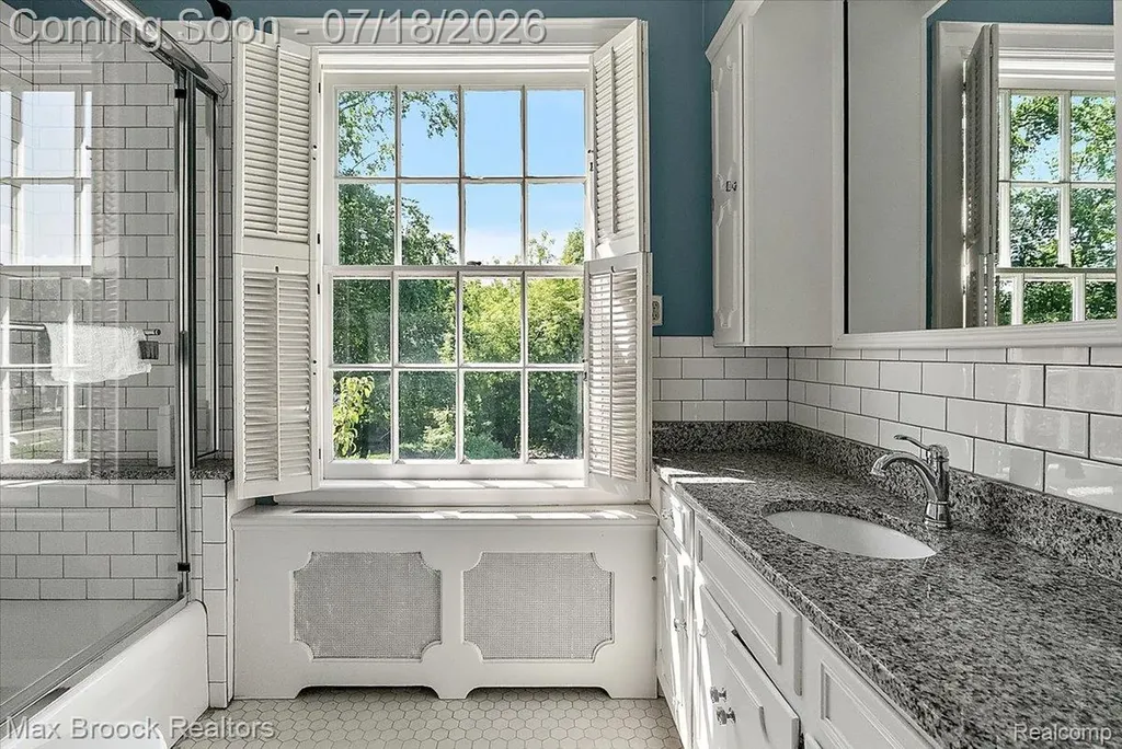 294 Lincoln Road Grosse Pointe City MI 48230